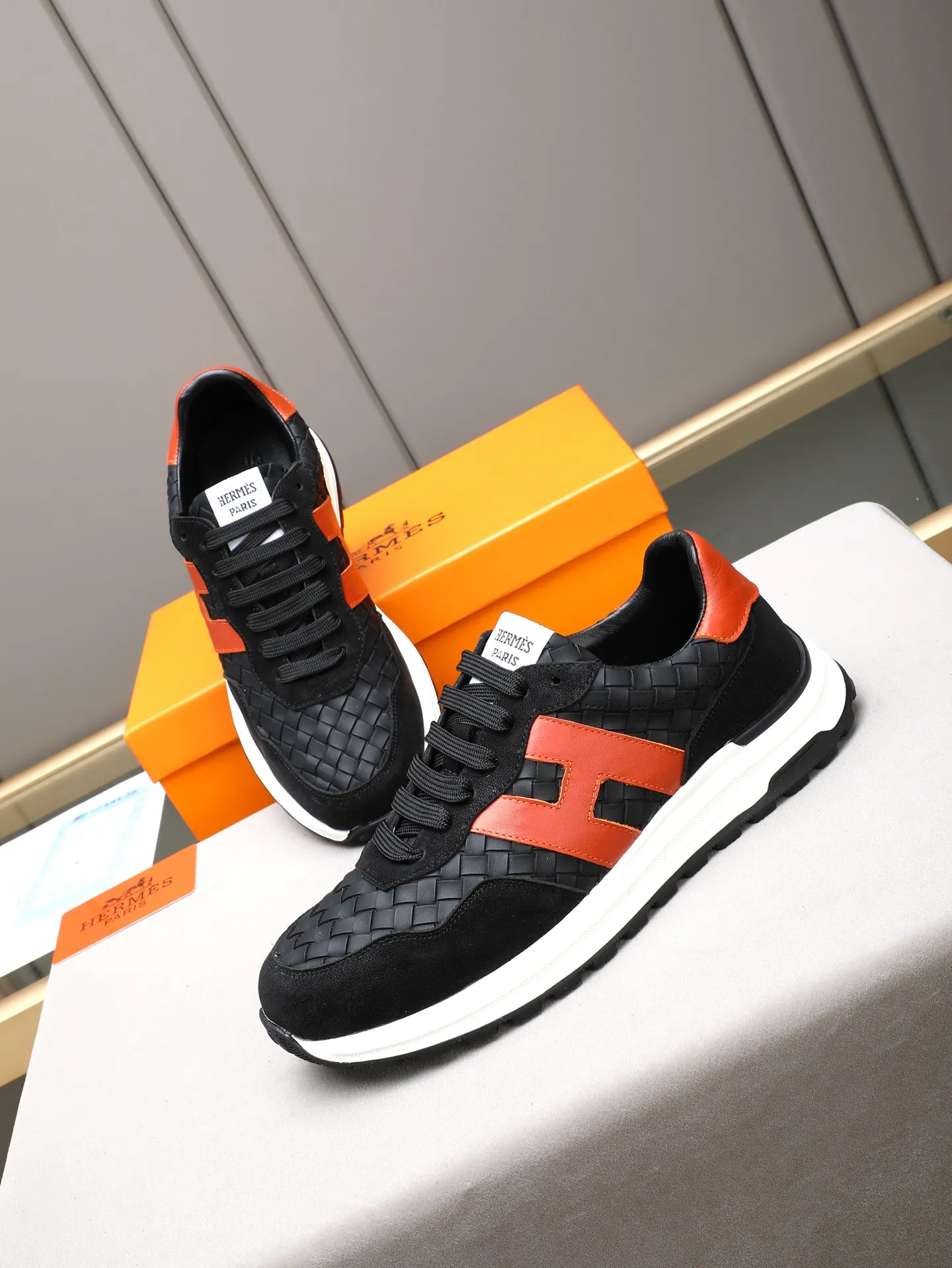 📛📛📛PPP420 (Hermes)🆕Men's color-blocked sneakers with textured calfskin details. Spliced ​​with original cowhide, this shoe draws inspiration from the equestrian world, integrating technical details and practical functions. Breathable sheep lining, original combination outsole, high-end quality, and every detail is perfectly combined! Size: 38-44 (45 can be customized)